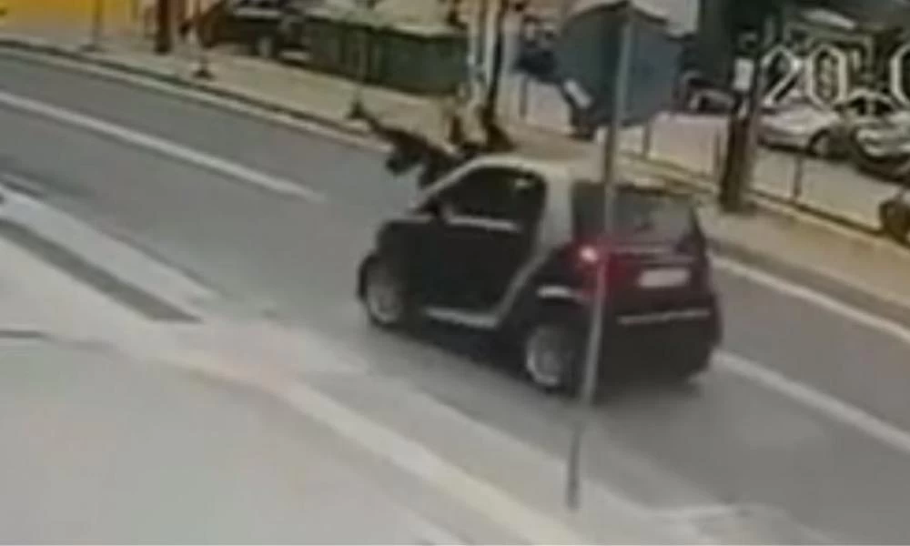 Ρέθυμνο: Η στιγμή που αυτοκίνητο χτυπάει μητέρα και παιδί-Βίντεο